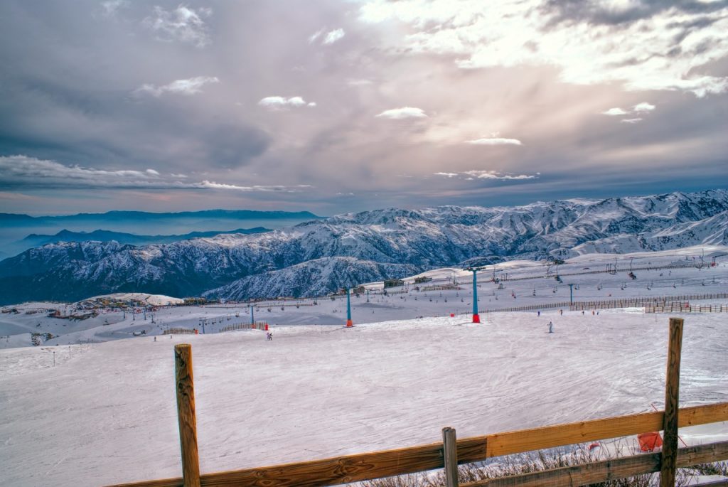 Imagem de montanhas a partir do Valle Nevado no Chile, para o texto Temporada de Esqui na América do Sul