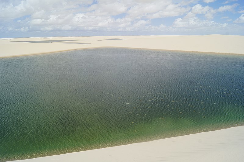 Imagem de dunas e da Lagoa Esmeralda, ilustrando nossas dicas de passeios nos Lençóis Maranhenses