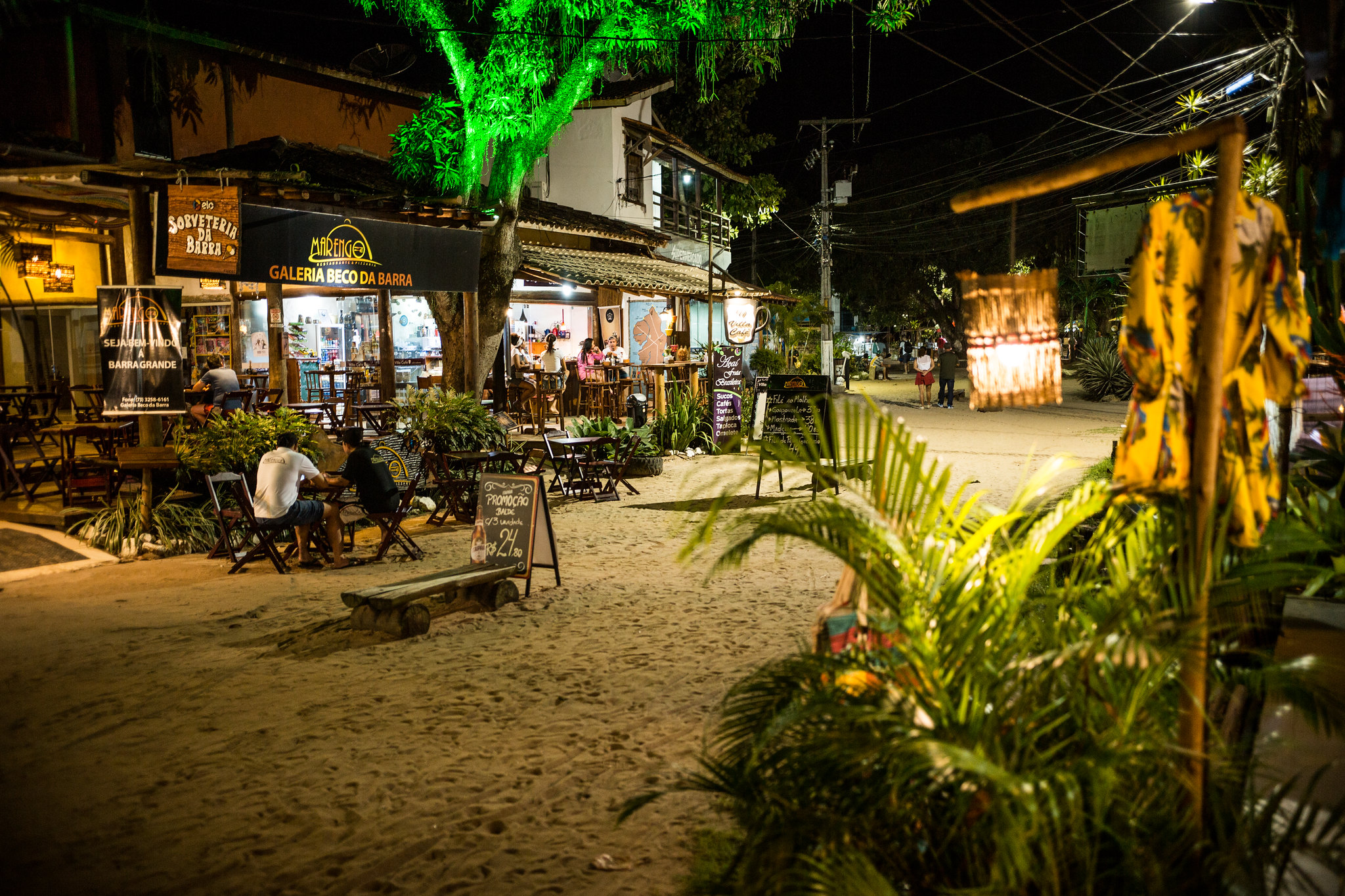 Vila de Barra Grande a noite, com opções de bares e restaurantes.